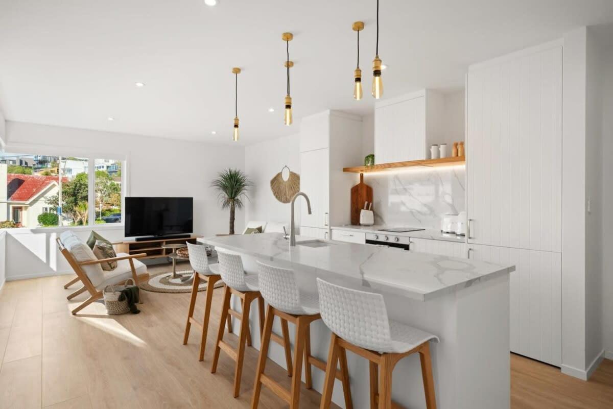 Appartamento Luxury Apart, Seaviews & Balcony, Full Kitchen & Heat Pump Auckland Esterno foto